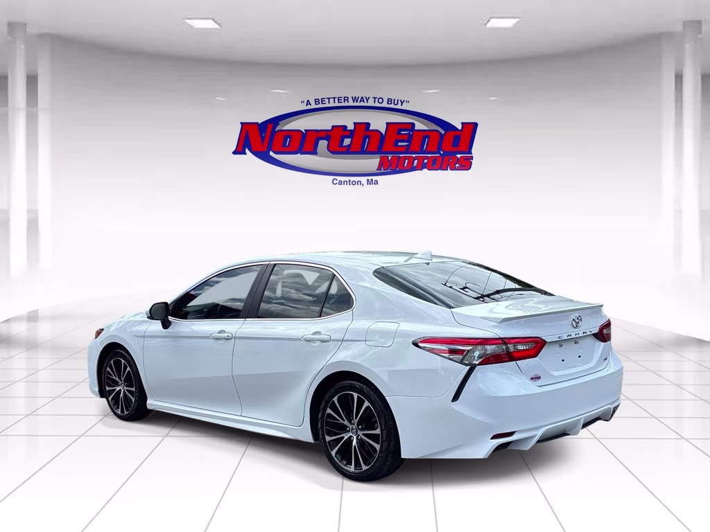 2018 Super White Toyota Camry SE FWD Sedan