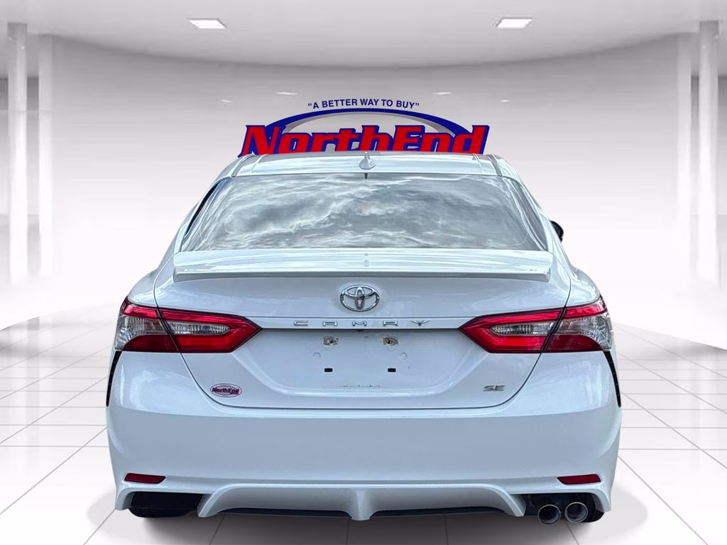 2018 Super White Toyota Camry SE FWD Sedan