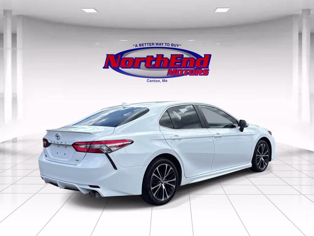 2018 Super White Toyota Camry SE FWD Sedan