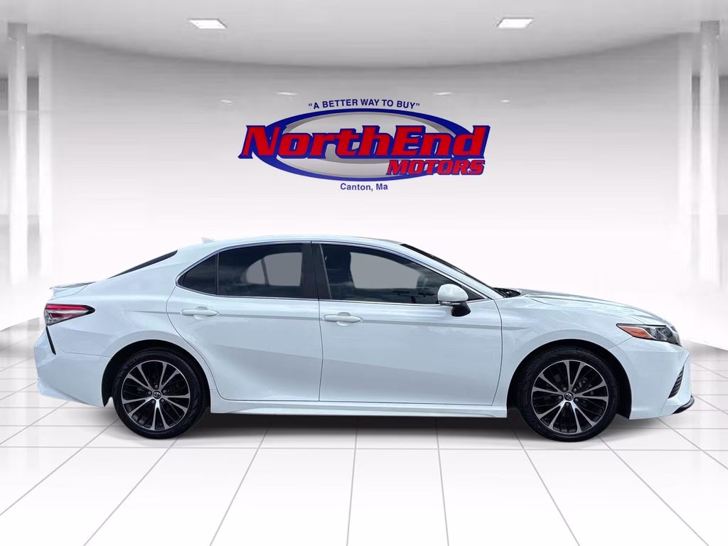 2018 Super White Toyota Camry SE FWD Sedan