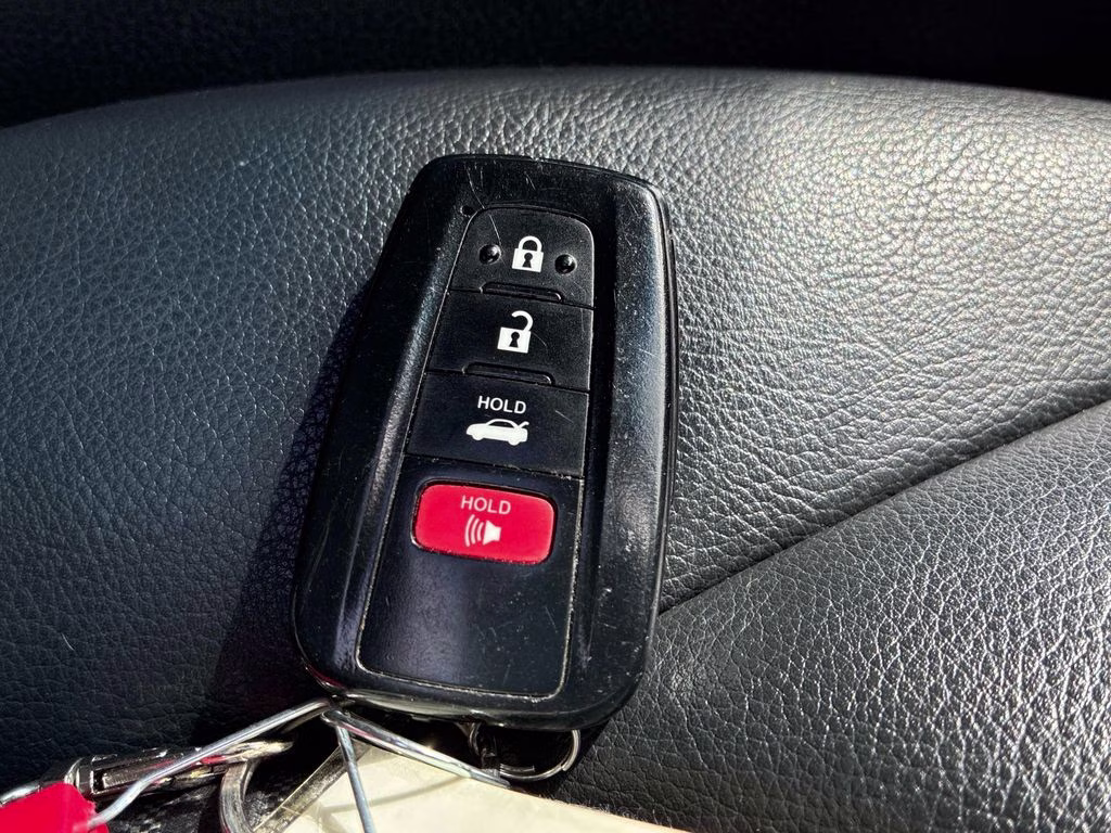 2018 Super White Toyota Camry SE FWD Sedan