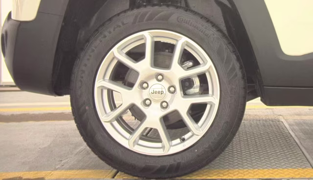 2023 Alpine White Clearcoat Jeep Renegade Latitude 4X4 SUV