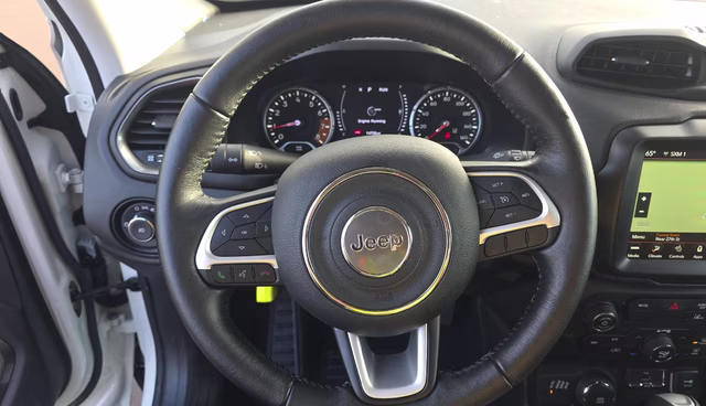 2023 Alpine White Clearcoat Jeep Renegade Latitude 4X4 SUV