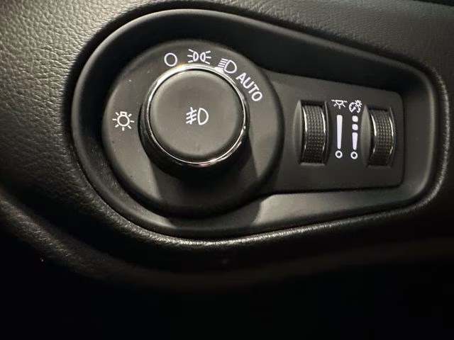 2023 Alpine White Clearcoat Jeep Renegade Latitude 4X4 SUV