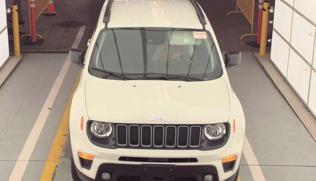 2023 Alpine White Clearcoat Jeep Renegade Latitude 4X4 SUV