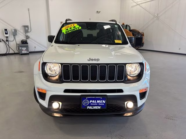 2023 Alpine White Clearcoat Jeep Renegade Latitude 4X4 SUV