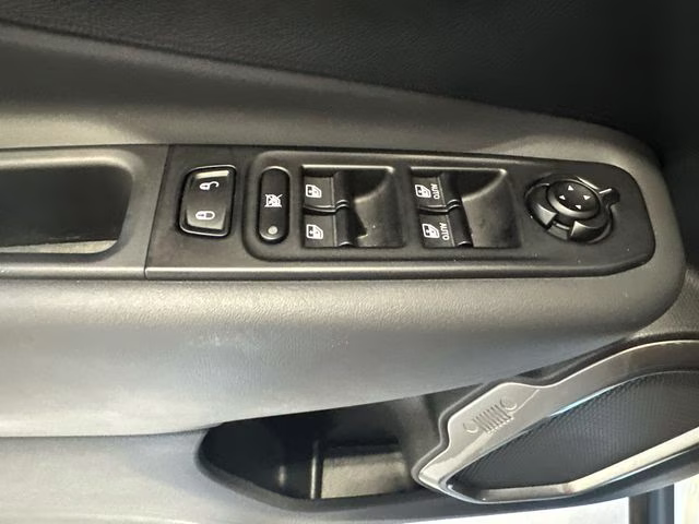 2023 Alpine White Clearcoat Jeep Renegade Latitude 4X4 SUV