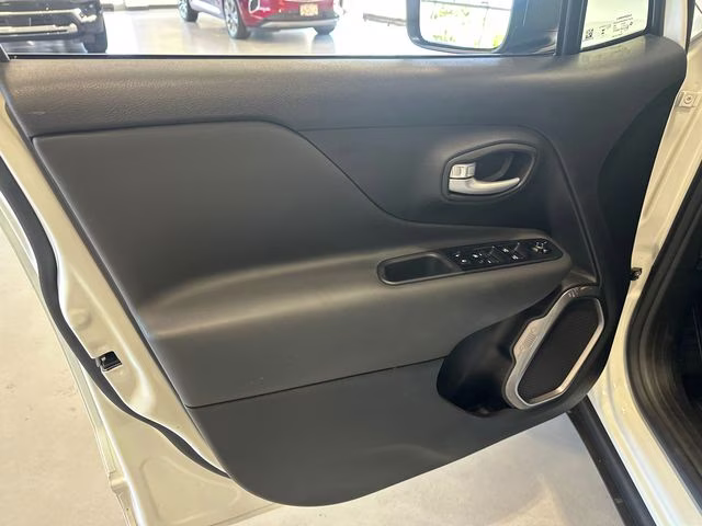 2023 Alpine White Clearcoat Jeep Renegade Latitude 4X4 SUV