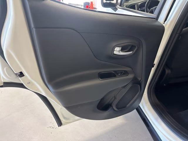 2023 Alpine White Clearcoat Jeep Renegade Latitude 4X4 SUV