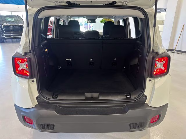 2023 Alpine White Clearcoat Jeep Renegade Latitude 4X4 SUV