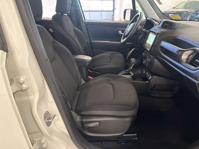 2023 Alpine White Clearcoat Jeep Renegade Latitude 4X4 SUV