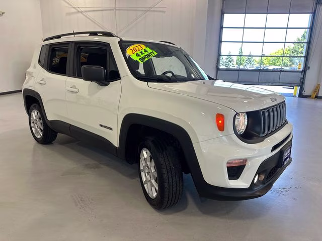 2023 Alpine White Clearcoat Jeep Renegade Latitude 4X4 SUV