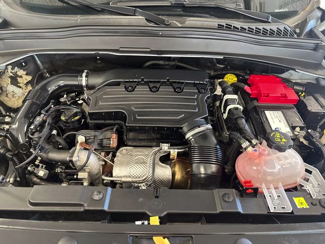 2023 Alpine White Clearcoat Jeep Renegade Latitude 4X4 SUV
