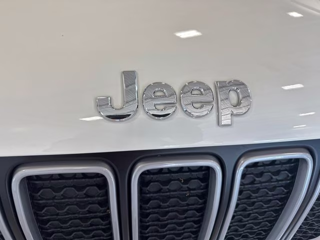 2023 Alpine White Clearcoat Jeep Renegade Latitude 4X4 SUV