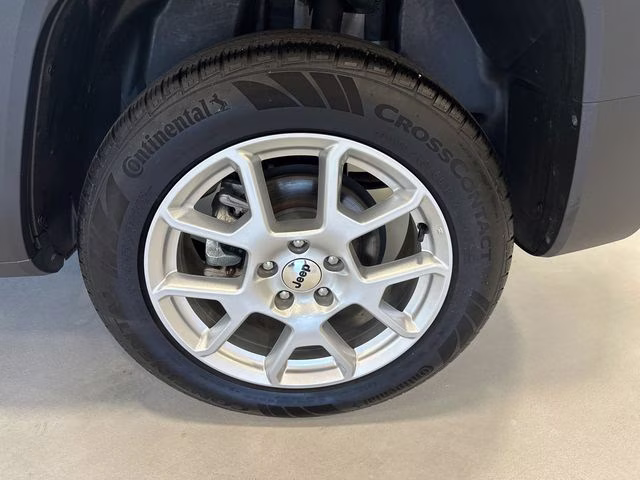 2023 Alpine White Clearcoat Jeep Renegade Latitude 4X4 SUV