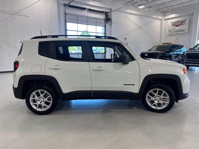 2023 Alpine White Clearcoat Jeep Renegade Latitude 4X4 SUV