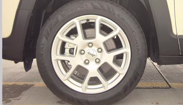 2023 Alpine White Clearcoat Jeep Renegade Latitude 4X4 SUV