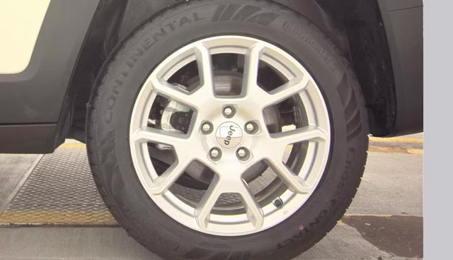 2023 Alpine White Clearcoat Jeep Renegade Latitude 4X4 SUV