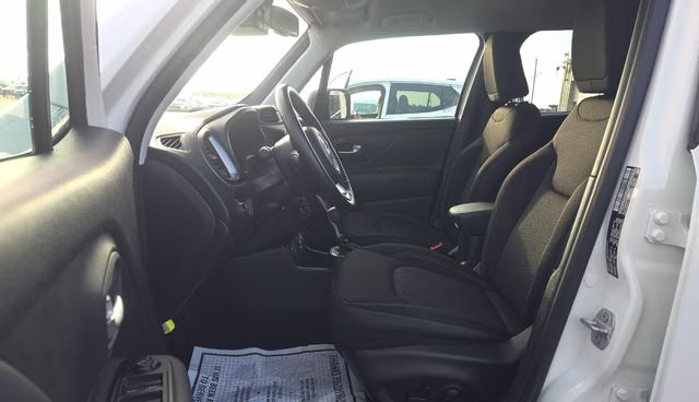 2023 Alpine White Clearcoat Jeep Renegade Latitude 4X4 SUV