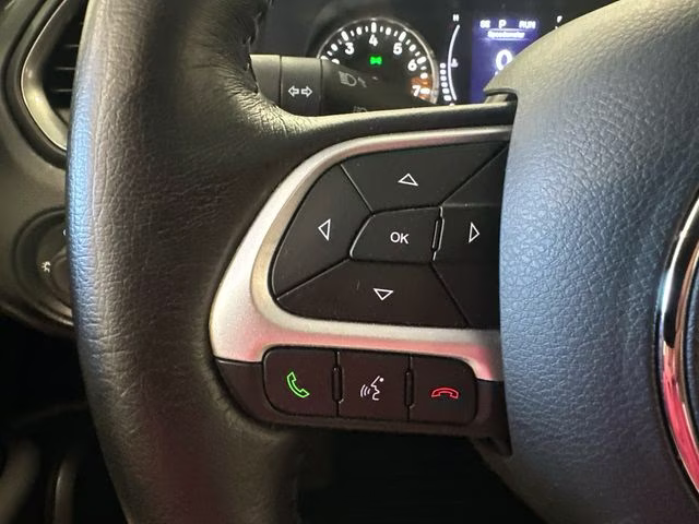 2023 Alpine White Clearcoat Jeep Renegade Latitude 4X4 SUV