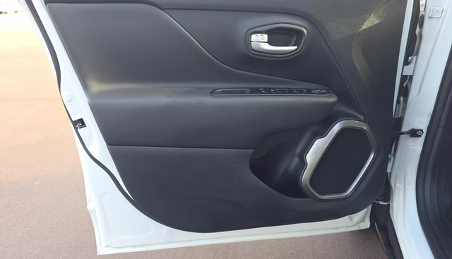 2023 Alpine White Clearcoat Jeep Renegade Latitude 4X4 SUV