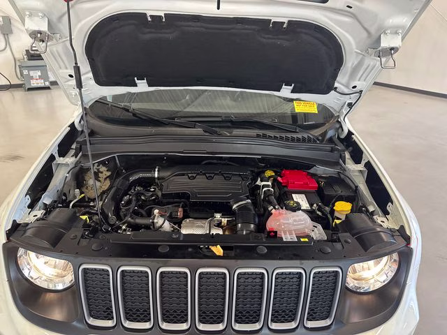2023 Alpine White Clearcoat Jeep Renegade Latitude 4X4 SUV