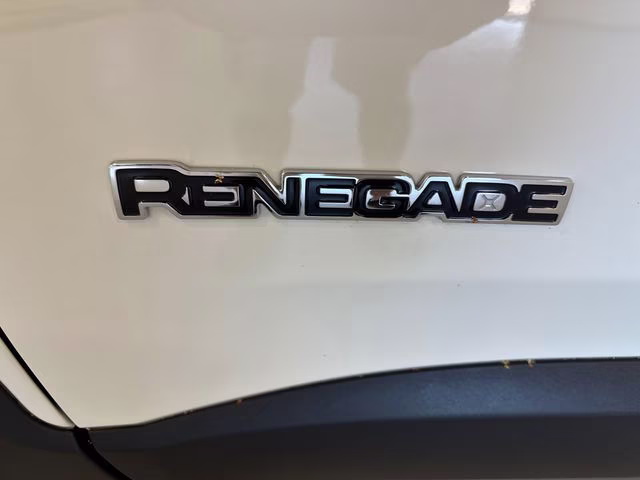 2023 Alpine White Clearcoat Jeep Renegade Latitude 4X4 SUV