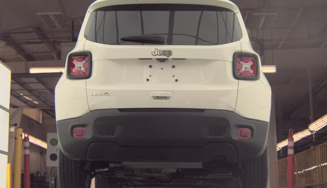 2023 Alpine White Clearcoat Jeep Renegade Latitude 4X4 SUV