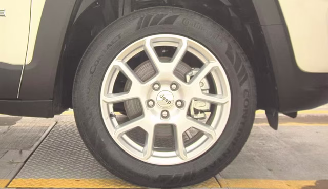2023 Alpine White Clearcoat Jeep Renegade Latitude 4X4 SUV