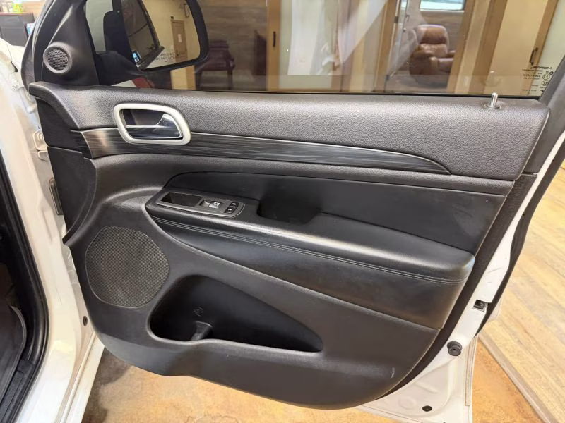 2021 White Jeep Grand Cherokee Laredo X Sport Utility 4D 4X4