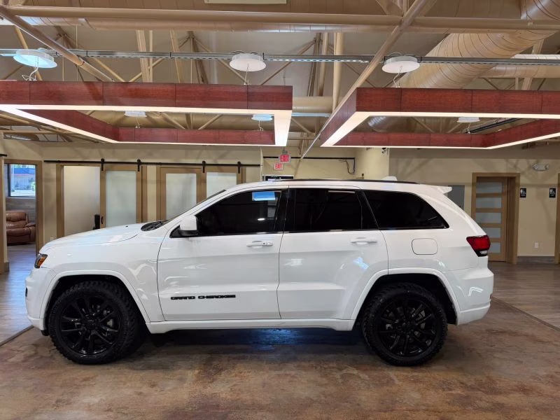 2021 White Jeep Grand Cherokee Laredo X Sport Utility 4D 4X4