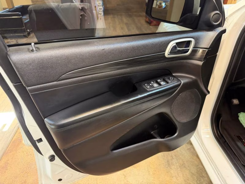 2021 White Jeep Grand Cherokee Laredo X Sport Utility 4D 4X4