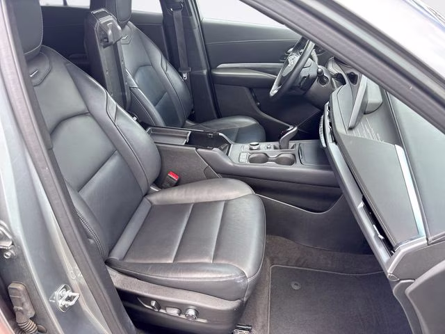 2025 Silver Metallic Cadillac XT4 Premium Luxury FWD SUV