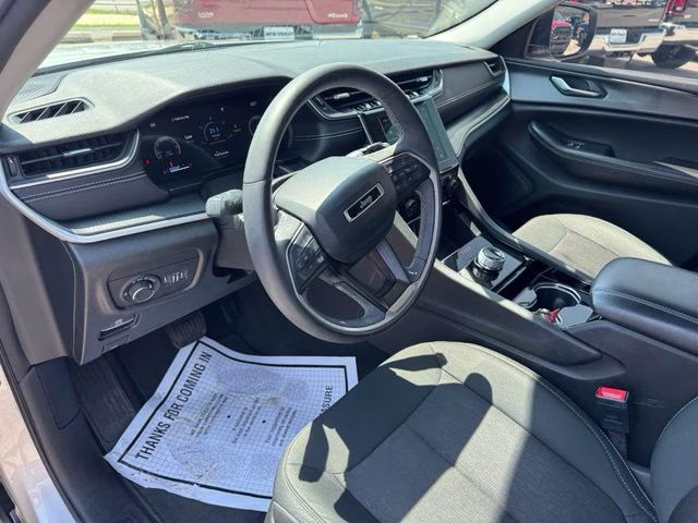 2023 Silver Zynith Jeep Grand Cherokee Laredo 4X4 SUV