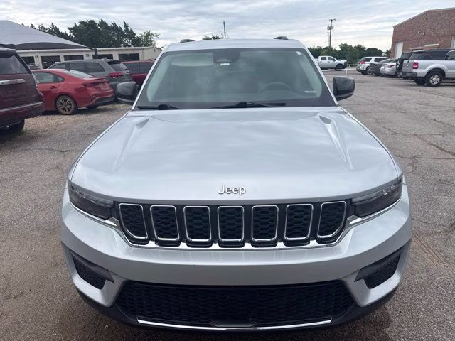 2023 Silver Zynith Jeep Grand Cherokee Laredo 4X4 SUV