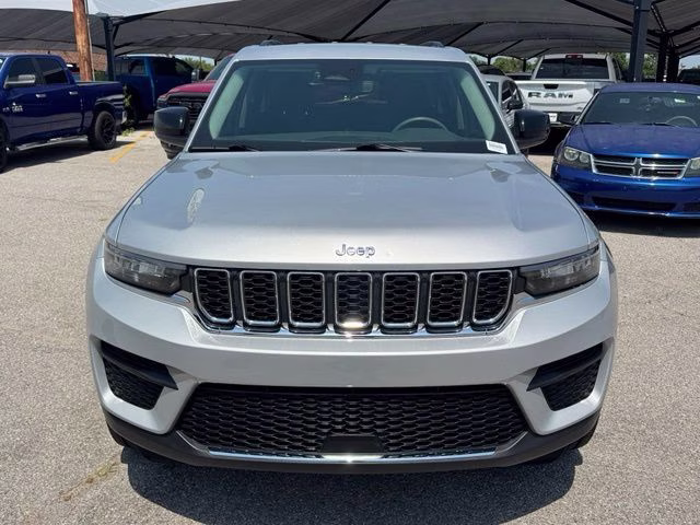 2023 Silver Zynith Jeep Grand Cherokee Laredo 4X4 SUV