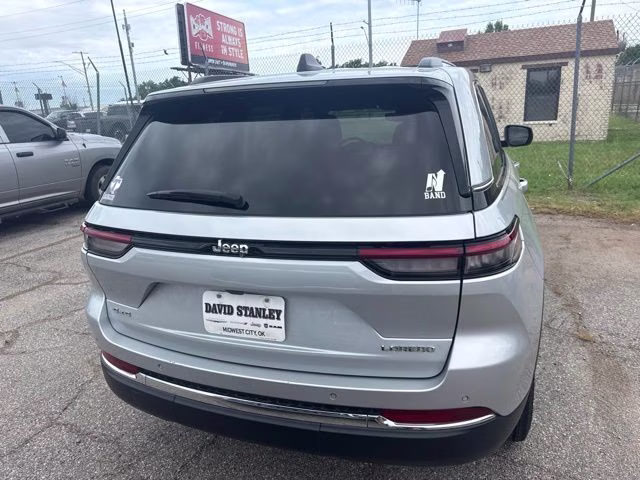 2023 Silver Zynith Jeep Grand Cherokee Laredo 4X4 SUV