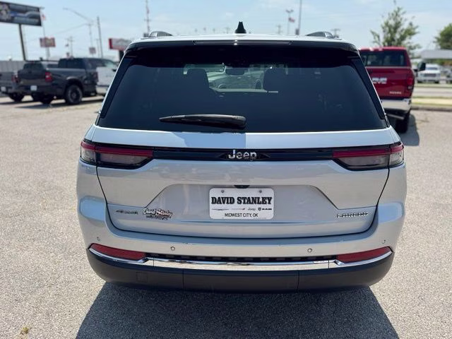 2023 Silver Zynith Jeep Grand Cherokee Laredo 4X4 SUV