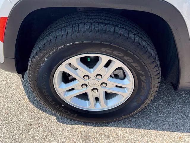 2023 Silver Zynith Jeep Grand Cherokee Laredo 4X4 SUV