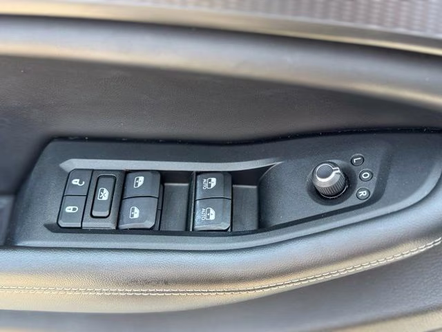 2023 Silver Zynith Jeep Grand Cherokee Laredo 4X4 SUV