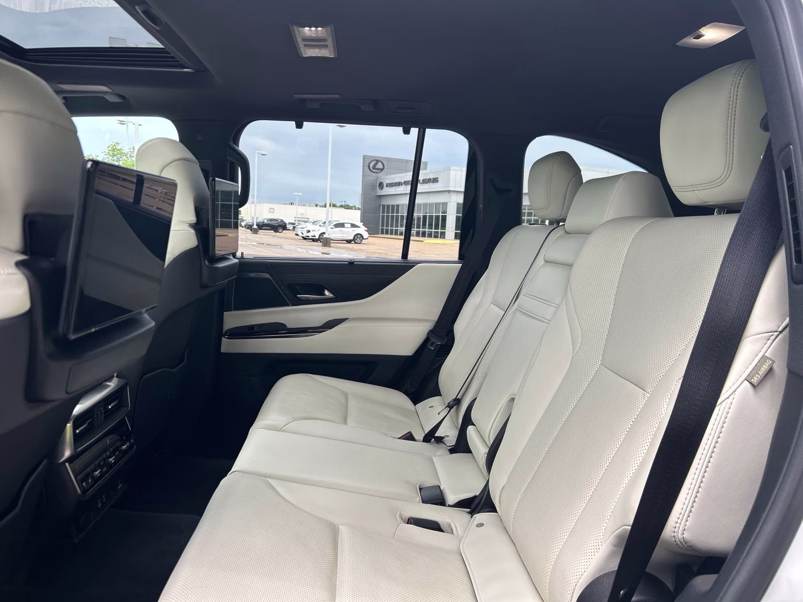 2022 White Pearl Lexus LX 600 Luxury 4X4 SUV