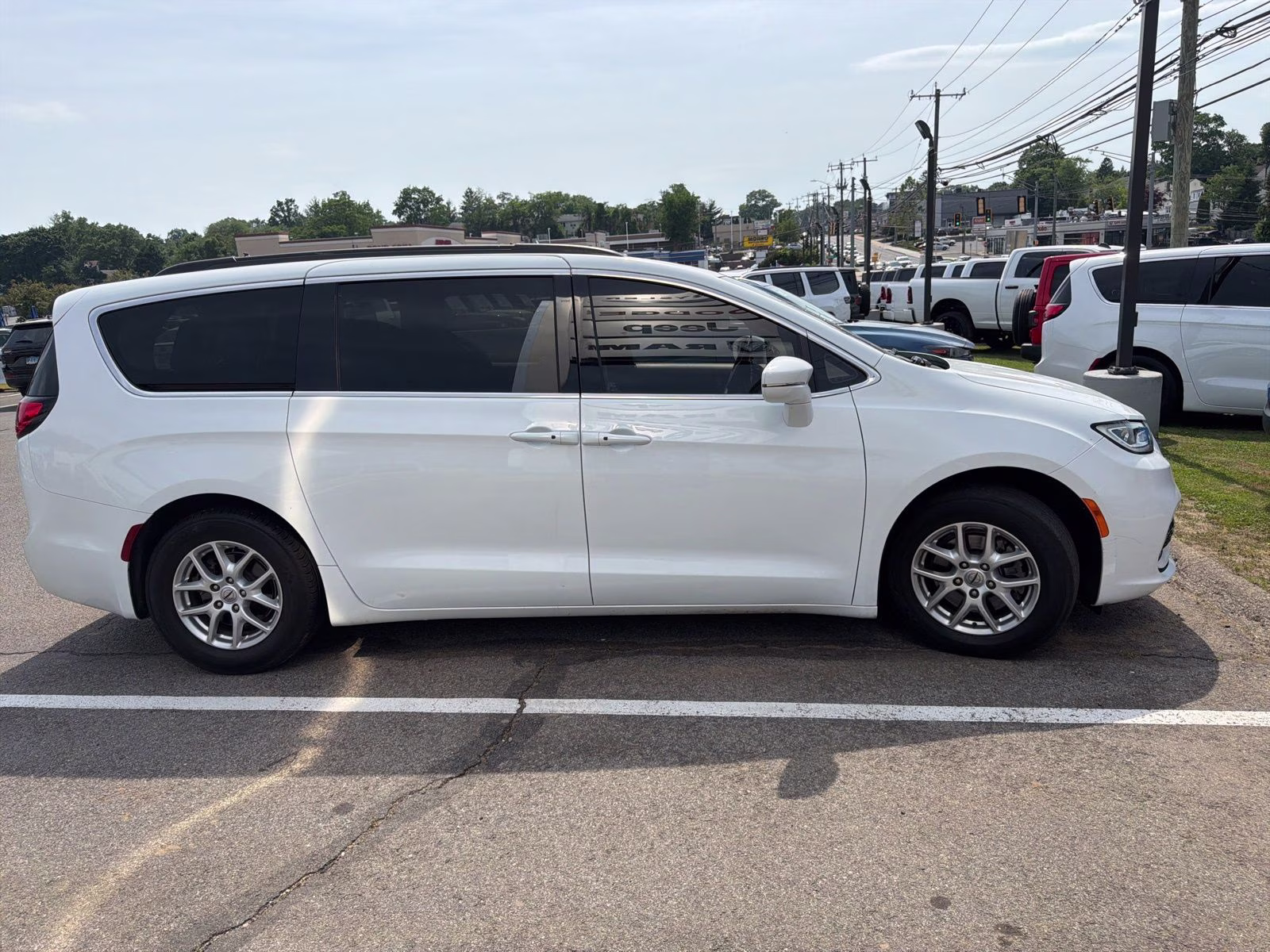 2022 Bright White Clearcoat Chrysler Pacifica Touring L FWD Van