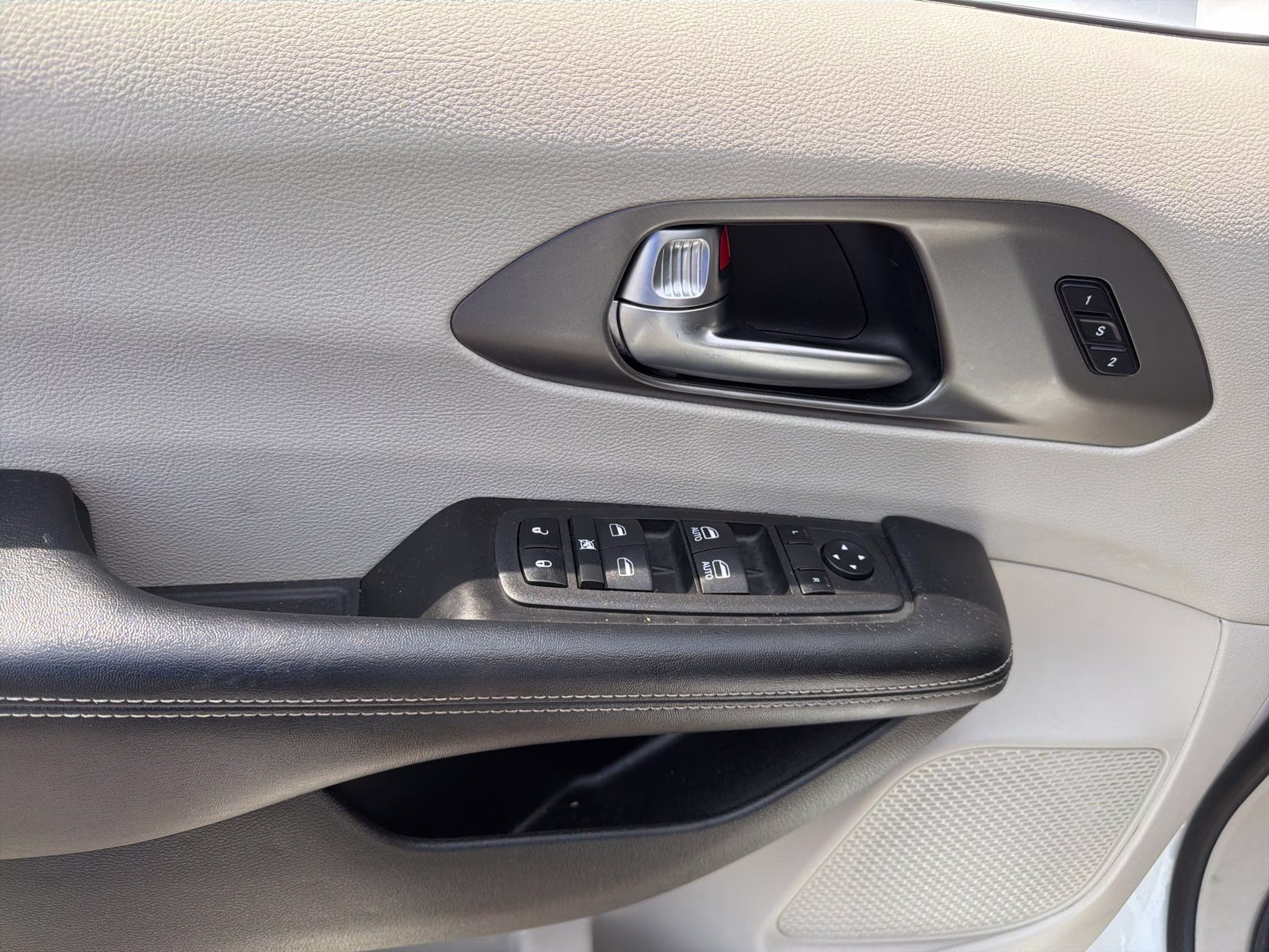 2022 Bright White Clearcoat Chrysler Pacifica Touring L FWD Van
