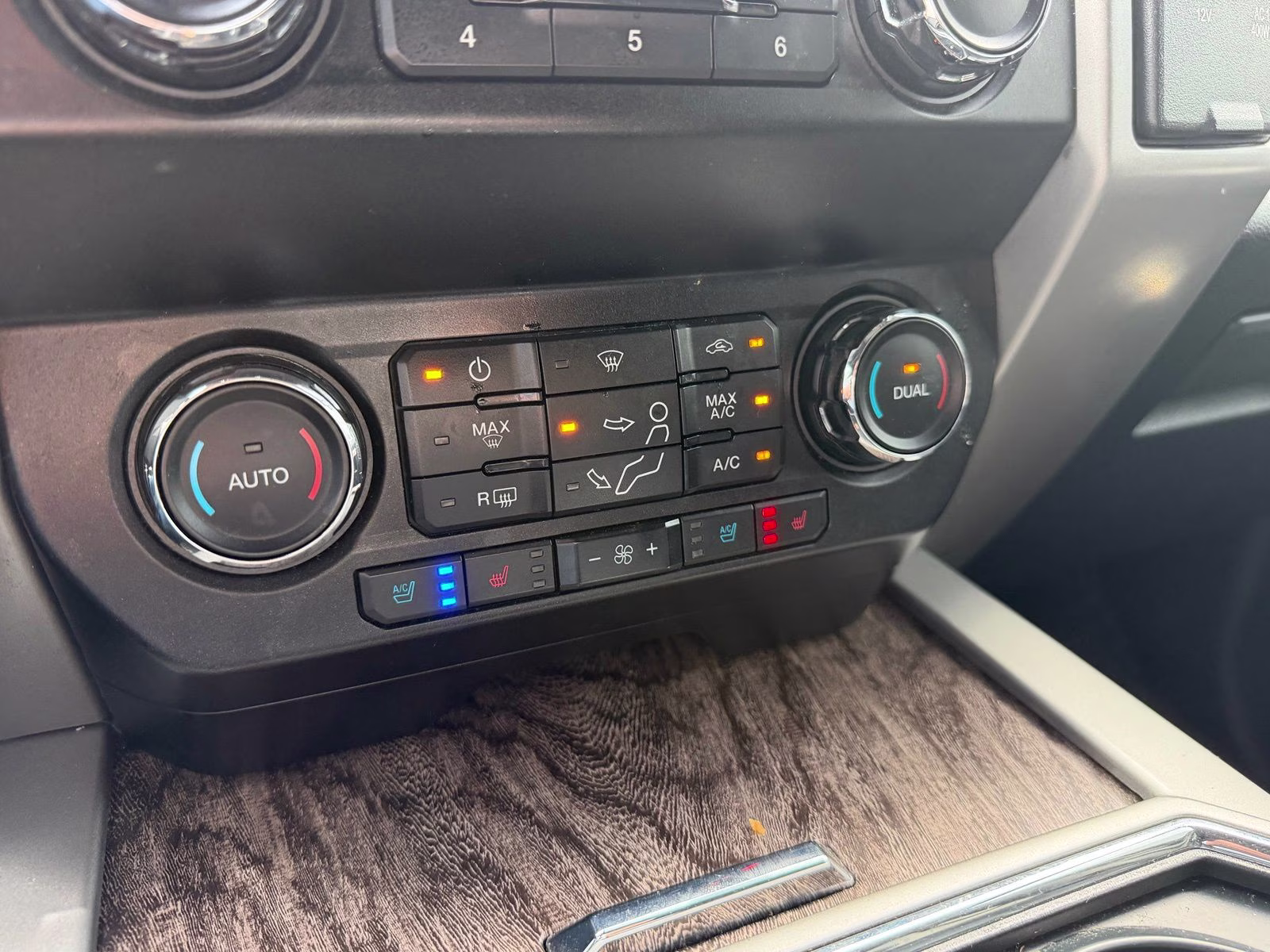 2019 Black Metallic Ford Super Duty F-250 SRW Lariat 4X4 Truck