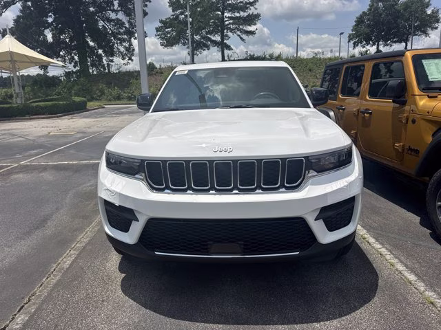 2026 Bright White Clearcoat Jeep Grand Cherokee Laredo RWD SUV
