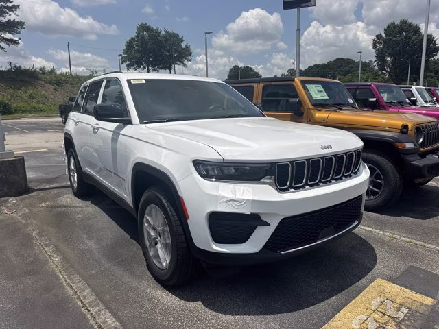 2026 Bright White Clearcoat Jeep Grand Cherokee Laredo RWD SUV