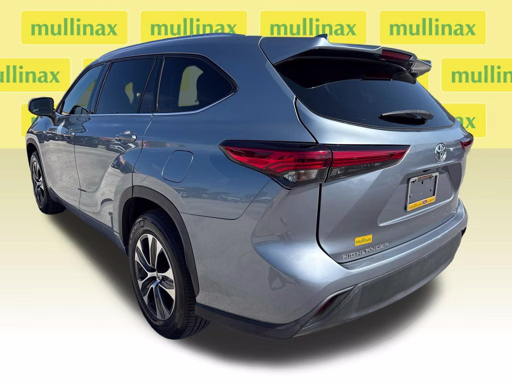 2021 Moon Dust Toyota Highlander XLE FWD SUV