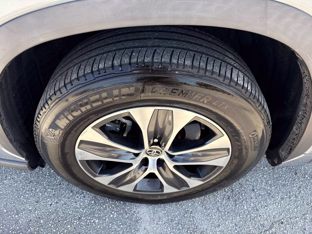 2021 Moon Dust Toyota Highlander XLE FWD SUV