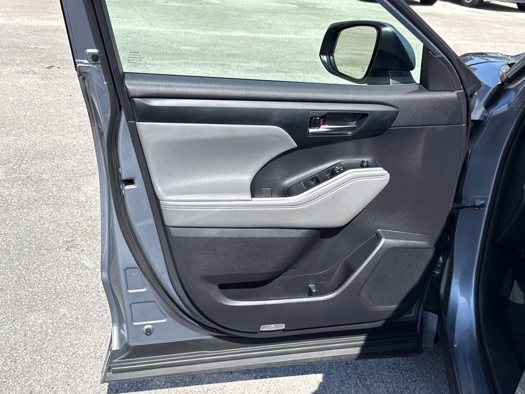 2021 Moon Dust Toyota Highlander XLE FWD SUV