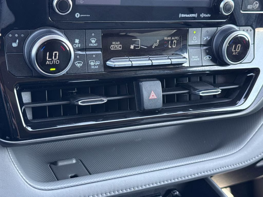 2021 Moon Dust Toyota Highlander XLE FWD SUV